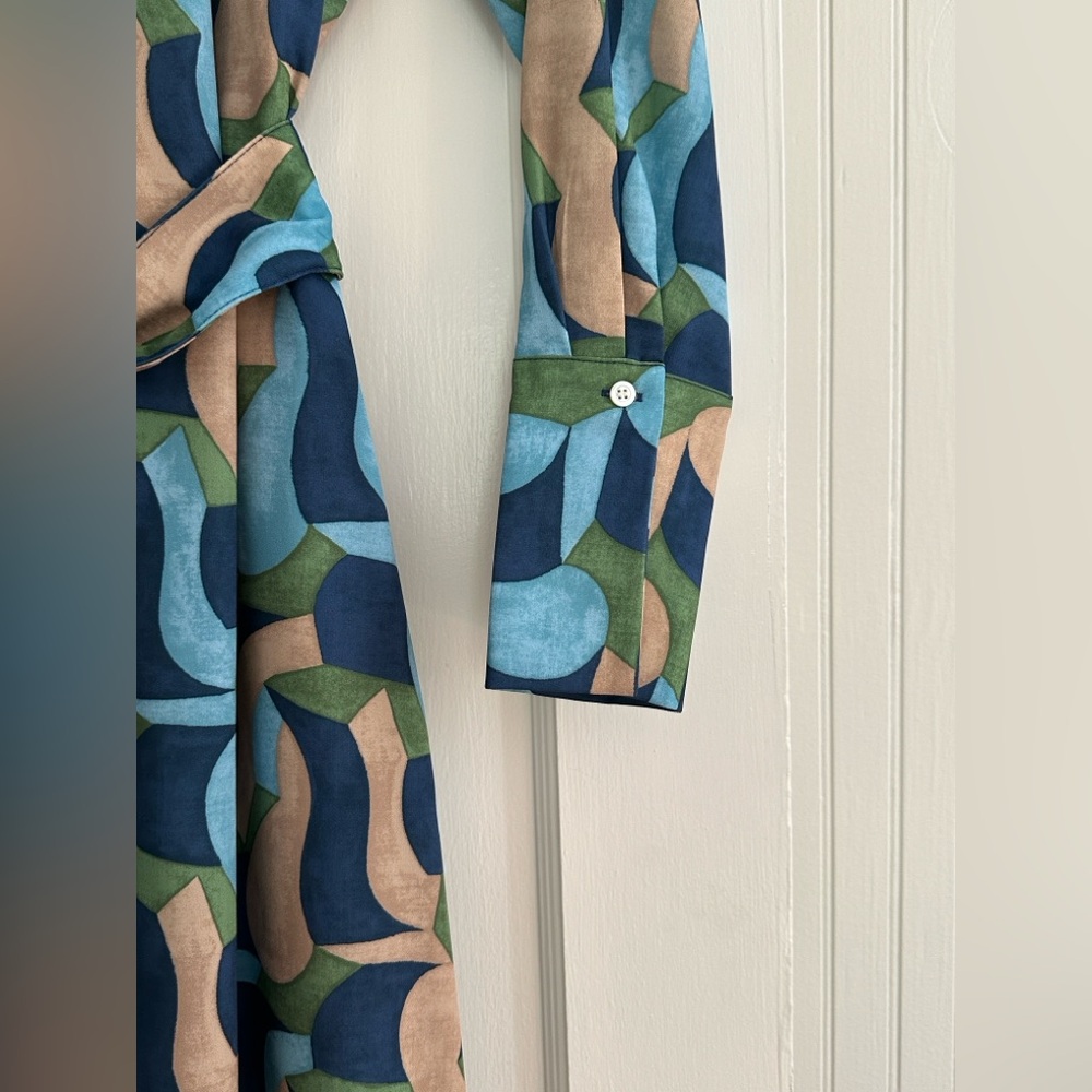 J. McLaughlin Belle Collard Long Sleeve Midi Dress in Abstract Chaise - Picture 7 of 12